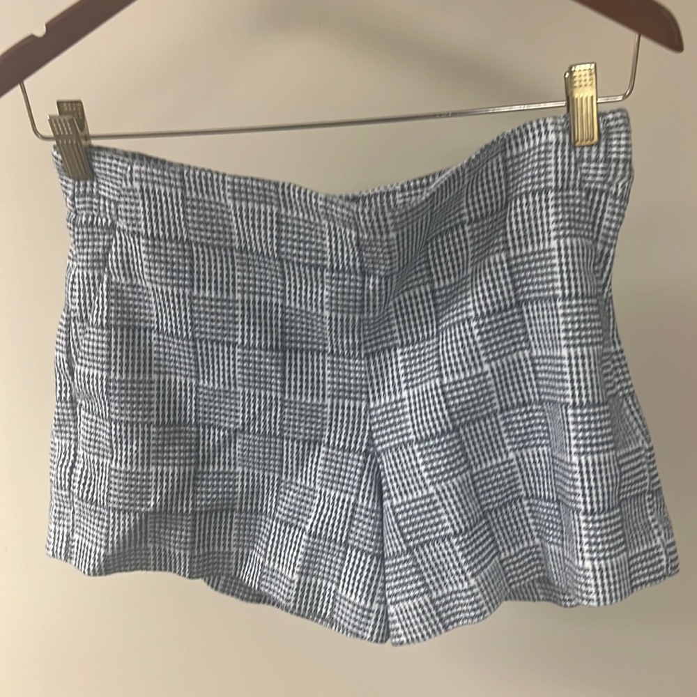 Ann Taylor LOFT SIZE 8 black white plaid shorts side zip